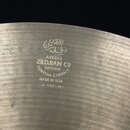 Detail kovového činchalu s viditelným broušením povrchu. Na nástroji je vyražen nápis v arabštině a text: AVEDIS ZILDJIAN CO GENUINE TURKISH CYMBALS…