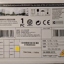 Fotografie znázorňuje zadní stranu kartonového obalu od produktu. Je zde uveden název modelu XENYX X1222USB a značka behringer. Na obalu jsou různé c…
