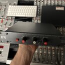 Černý rackový stereo limiter s kovovým předním panelem. Na levé straně je logo D&R a napisy threshold, release, attack, output a limit. Zařízení má t…