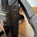 Detailní pohled na černý plastový korpus hudebního nástroje s dvěma konektory. U horního vstupu je nápis DC-IN 9-12V, u spodního je uveden nápis IN/O…