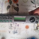 Šedý efektový procesor s digitálním displejem a ovládacími tlačítky. Na spodní hraně je nápis YAMAHA FX500. Přístroj obsahuje několik zelených tlačít…