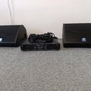 Dva černé stage monitory s logem db technologies a jeden černý rackový zesilovač. Na předním panelu zesilovače je nápis skytec audio a AMPLIFIER PRO.…