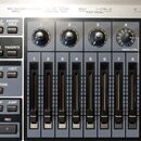 Detailní záběr na ovládací panel elektronického hudebního nástroje v šedé barvě. Panel obsahuje čtyři otočné ovladače s čísly 1 až 4, osm posuvníků s…