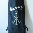 Černý textilní obal pro hudební nástroj s bílým potiskem. V horní části je nápis „The Waterman by KALA“ a pod ním schéma prkna s dvěma vesly, na kter…