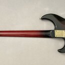 Zadní pohled na elektrickou basovou kytaru s tmavě červeným a černým přechodem (sunburst). Na krku je vidět nápis MADE IN JAPAN. Hardware včetně ladí…