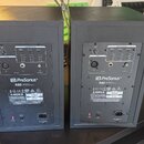 Dva černé studiové monitory z pohledu zadní strany. Na obou je vidět logo PreSonus® a označení modelu R80 s nápisem High Definition Active Near Field…