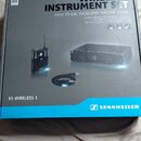 Fotografie znázorňuje krabici od bezdrátového systému pro nástroje. Na obalu je nápis WIRELESS INSTRUMENT SET a text EASY TO USE, EXCELLENT FOR LIVE…