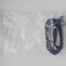 Černý kabel s konektorem, který je umístěn v průhledném plastovém sáčku. Na kabelu nejsou viditelné žádné značky ani nápisy. Stav vypadá na první poh…