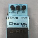 Světle modrý efekt pedál s nápisy Chorus a CE-3. Na spodní části je černé tlačítko s logem BOSS. Horní panel obsahuje tři černé oválové knoflíky s po…