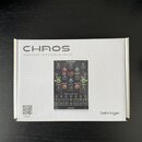Bílá kartonová krabice s nápisy CHAOS a Analog Random Sampler Module for Eurorack. Na krabici je vyobrazen modul s černým panelem, ovládacími knoflík…