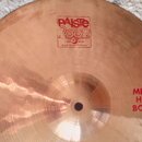 Kovový činel v měděné barvě s viditelným kovánívým povrchem. Na horní části je červené logo Paiste a nápis 2002, pod ním text TRADE MARK a MADE IN SW…