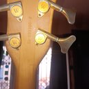 Zadní strana hlavy kytary z přírodního dřeva se čtyřmi ladicími kolíky. Na žlutých krytkách kolíků je vyraženo písmeno „W“ a nápis „WEST GERMANY“. Na…