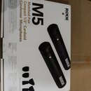 Fotografie znázorňuje krabici s produktem RODE M5. Na obalu je nápis Matched Pair Compact 1/2" Cardioid Condenser Microphones a logo RODE MICROPHONES…