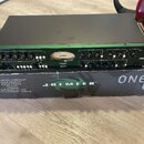 Zelený rackový procesor značky JOEMEEK umístěný na originální krabici. Na předním panelu jsou nápisy OPTICAL COMPRESSOR, PREAMP, ENHANCER, EQUALIZER…
