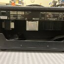 Zadní strana černého kytarového komba s koženkovým potahem. Na zadním panelu jsou vidět nápisy BUGERA RoHS, VSS50, MADE IN CHINA a varovné štítky CAU…