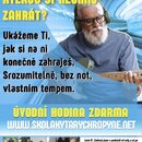 Reklamní leták na kytarovou školu s fotografiemi. V horní části je muž s brýlemi a sluchátky, který drží světle modrou elektrickou kytaru. V dolní čá…
