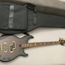 Elektrická basová kytara s tmavě hnědým přechodovým lakem a hnedým hmatníkem. Na hlavě nástroje je bílý nápis YAMAHA BB. Kytara má dva černých snímač…
