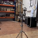 Chromovaný stativ s rozkládacím trojnožným základním stojanem a teleskopickým ramenem. Na středové tyči je viditelný nápis Zildjian. Stativ vykazuje…
