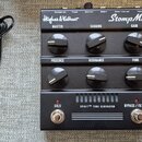 Kytarový efekt StompMan značky Hughes & Kettner v černé barvě. Na horní straně jsou nápisy Speaker out, Power, Solo Vol., Return, Send / Line out a I…