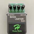 Efektový pedál s černým spodním tělem a zelenou horní částí. Na čelní straně je nápis BASS LIMITER a označení modelu BLM-I, v dolní části je zelené l…