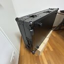 Černý transportní kufřík z odolného materiálu s kovovými hranami a vršky. Kufřík má dvě uzavírací zámky, boční rukojeť a kulaté rohové zpevnění. Povr…