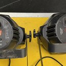 Dvě černé světelné efekty s ovládacími panely a digitálními displeji. Na panelech jsou nápisy AC90-240V 50/60Hz, DMX 512 SIGNAL a tlačítka MENU, UP,…