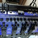 Modrý multifunkční efektový procesor pro basovou kytaru s nápisem BOSS ME-90 B BASS MULTIPLE EFFECTS. Zařízení obsahuje řadu ovládacích knoflíků, pře…