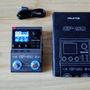 Na fotografii je černý kytarový multiefekt s nápisy MULTI-EFFECTS PROCESSOR, PARA VALETON a GP-50. Zařízení má displej, čtyři ovládací knoflíky, něko…