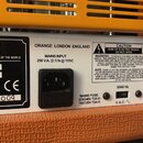 Zátylový panel kytarového komba značky Orange v bílé barvě. Je zde uveden model ROCKERVERB 50, typ AMPLIFIER HEAD a výkon 50 WATTS RMS s nápisem MADE…