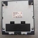 Zadní strana šedého elektronického zařízení s černým plastovým rámem. Uprostřed je bílá nálepka s nápisy ZOOM, Designed by ZOOM in Japan, Assembled i…