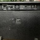 Zadní strana černého basového komba s nápisem Hartke 250 WATT BASS AMPLIFIER. V horní části jsou umístěny konektory pro napájení, reproduktor a ovlád…