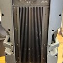 Zadní strana černého aktivního reproduktoru značky RCF, model ART 500A Active Speaker System. Horní ovládací panel obsahuje vstupy a výstupy, přepína…