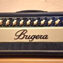 Kytarový zesilovač s krémovým čelem a černým potahem. Na přední straně je velký nápis Bugera a v pravém horním rohu označení Vintage V22 s logem INPI…