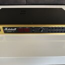 Zlatý rackový předzesilovač s černým krytem. Na čelním panelu je bílé logo Marshall a nápisy VALUE MIDI PRE-AMP JMP-1. Zařízení má červený digitální…