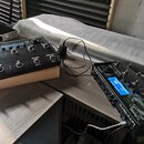 Na fotografii jsou dvě černé multifunkčnístopy pro vokály značky TC HELICON. Levý přístroj má na povrchu nápisy STEP, HIT, DOUBLE, COMP, HARMONY a DR…