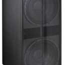 Černý subwoofer s dvěma reproduktory umístěnými nad sebou. Přední strana je kryta kovovou ochrannou mřížkou. V pravém dolním rohu je bílé logo EV.