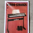 Fotografie znázorňuje papírový leták nebo manuál s obrázkem elektronického klavíru na černém stojanu. V horní části je velký nápis PIANO-STRINGS a na…
