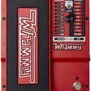 Červený efekt pedál s černým ovládacím panelem a stříbrným spínacím tlačítkem. Na levé straně je černý pedalboard s bílým nápisem Whammy. Pravá stran…