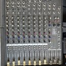 Šedý mixovací pult značky SAMSON, model MX1248 MIXING CONSOLE. Zařízení obsahuje dvanáct vstupních kanálů s posuvníky, řadu otočných potenciometrů a…
