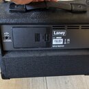 Zadní strana černého kytarového komba s texturovaným povrchem. Na zadním panelu je bílé logo Laney a nápis MODEL: AM-FREESTYLE. Dále jsou zde údaje o…