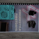 Fotografie zobrazuje učební sešit s nápisem FINGERSTYLE FIRSTDAYS a textem 10 original high C ukulele pieces for beginners who are starting their fin…