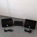 Dva černé monitorové reproduktory s logem db technologies a jeden černý zesilovač. Zesilovač má na předním panelu nápis AMP-100 PRO. K reproduktorům…