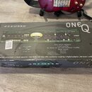Kartonová krabice s produktem značky JOEMEEK, model ONE Q. Na krabici je zobrazen přístroj s nápisy „OPTICAL COMPRESSOR“, „ENHANCER“ a „DE-ESSER“, vp…