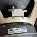 Detail zadní strany reproduktoru s béžovým rámem. Na bílém štítku je uveden nápis CELESTION, model T3904A a specifikace VINTAGE 30 16ohm 50 FD01 MADE…