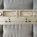 Bílý rackový dvoukanálový mikrofonní předzesilovač s nápisem MPA GOLD a logem ART APPLIED RESEARCH AND TECHNOLOGY. Přístroj obsahuje dva VU metry s o…