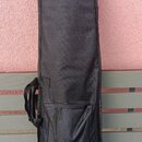 Černý textilní obal na hudební nástroj s úchytmi a spodní kapsou na zip. V dolní části je bílý nápis „Hofner Guitars & Basses -since 1887-“. Povrch m…