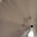 Kruhové činely z kovového materiálu se koncentrickým žebrováním. Na povrchu je černý nápis „RZ70“ a vedle něj menší text „20"150.5cm“. Povrch je v či…