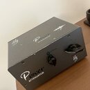 Černý kovový box s nápisy Power ATTENUATOR a logem HB. Na přední straně jsou dva černé otočné ovratky s označením Full Power a SPK Level. Povrch zaří…