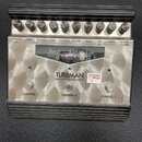Stříbrný kytarový předzesilovač s černým žebrovaným rámem. Na čelním panelu je nápis „Hughes & Kettner“, modelové označení „TUBEMAN GUITAR RECORDING…