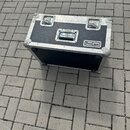 Černý transportní kufr s hliníkovými hranami a kovovými rohy. Na přední straně je nápis ProCase v obdélníkovém rámečku. Kufr má dvě horní zámky a jed…